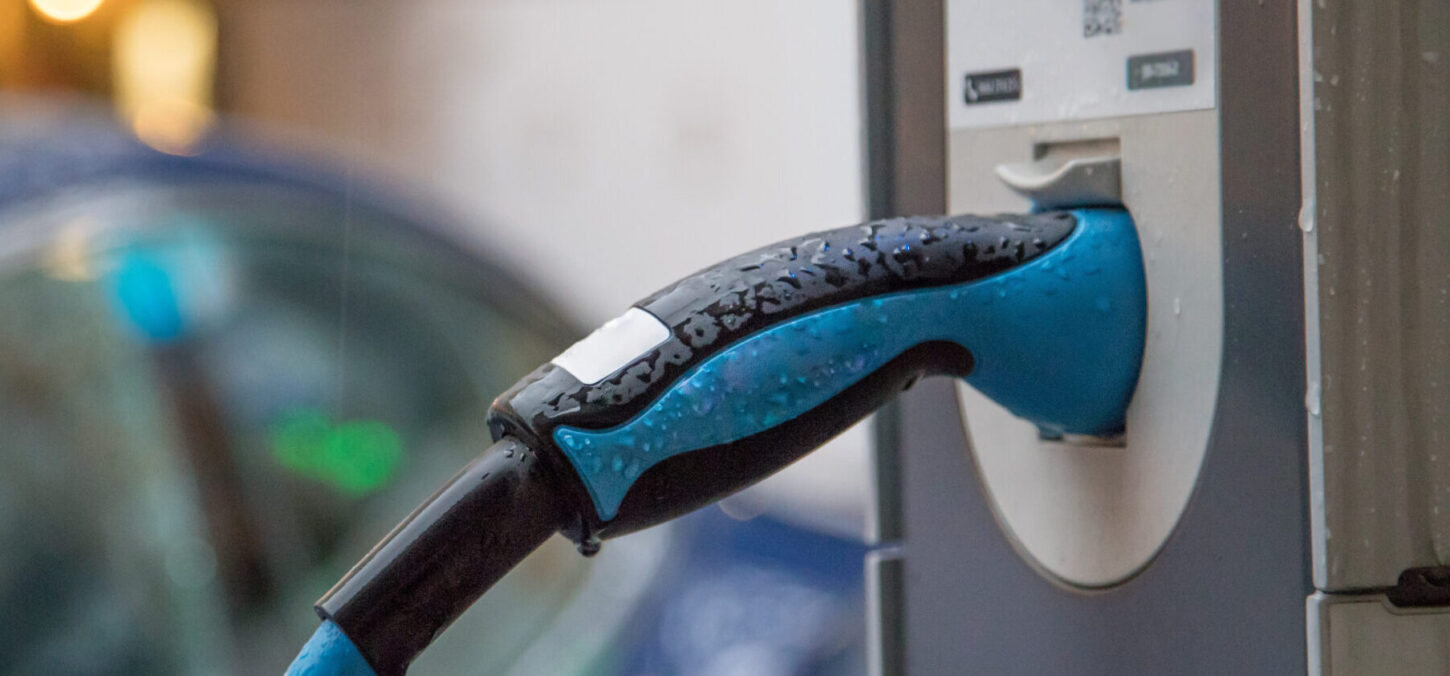 Blaues Ladekabel an Ladestation – Mietlösung E-Mobilität Oberaargau