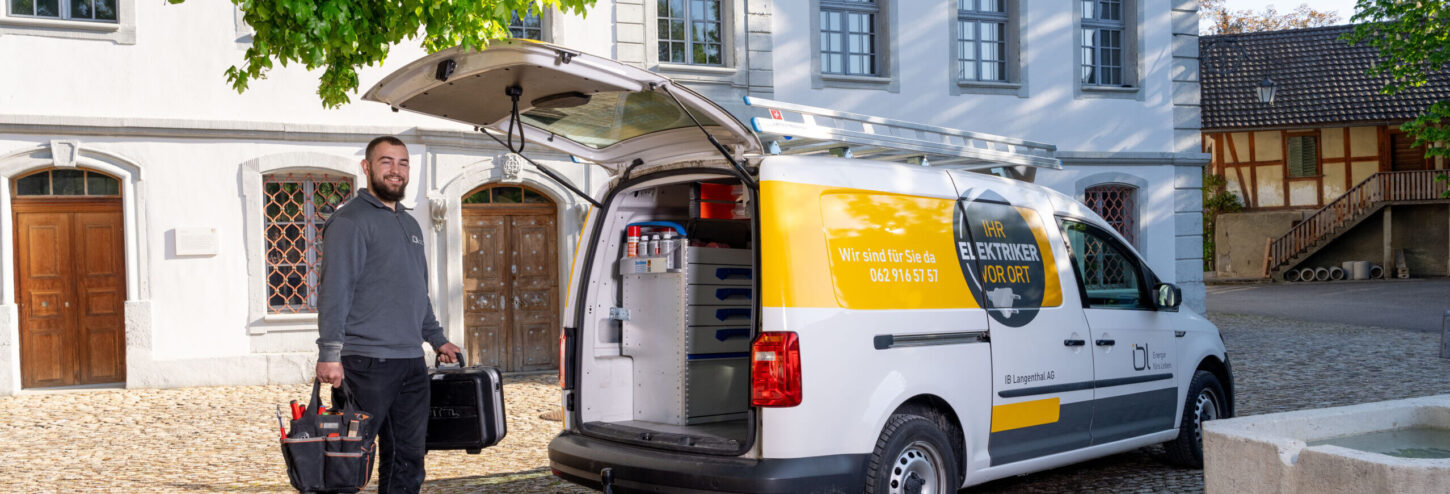 Elektriker von IB Langenthal AG mit Lieferwagen vor einem Gebäude in Langenthal