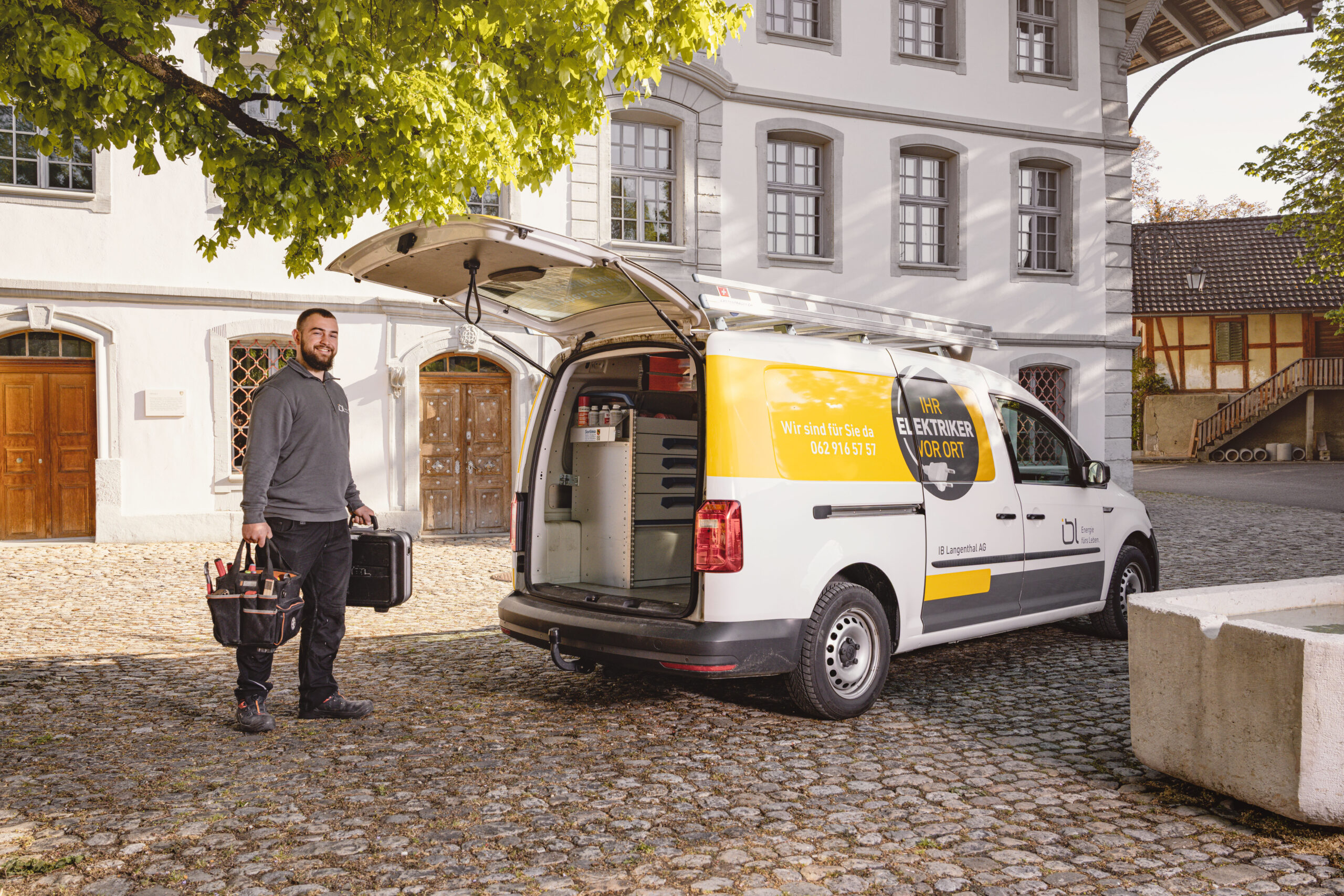 Servicetechniker der IB Langenthal AG vor Servicefahrzeug – Elektroinstallationen im Einsatz