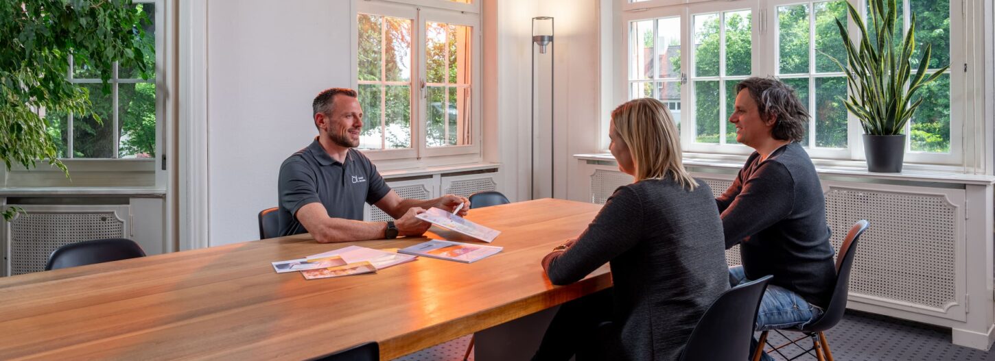 Energieberater der IB Langenthal AG im Gespräch mit Hauseigentümern zur Energieberatung