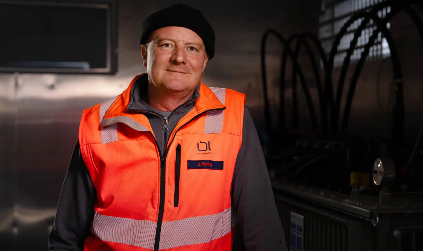 Daniel Spring, Netzmonteur Strom, in einer Trafostation der IB Langenthal AG.