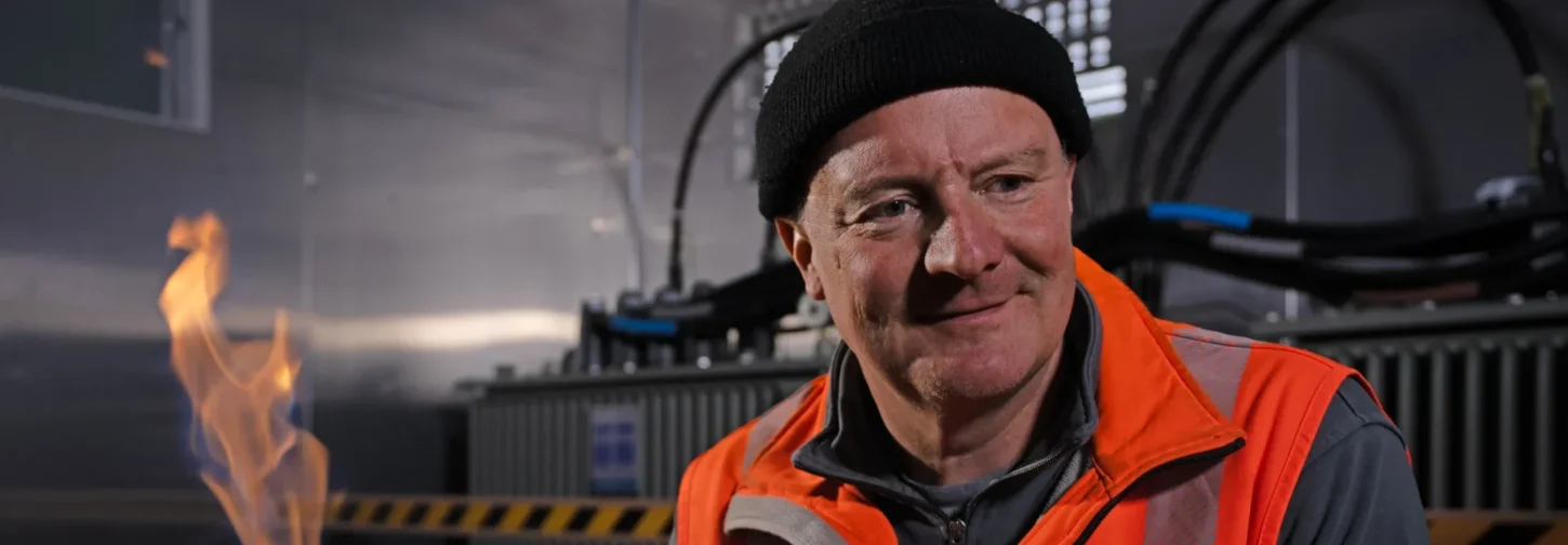 Daniel Spring arbeitet als Netzmonteur in einer Trafostation und überprüft Stromanlagen