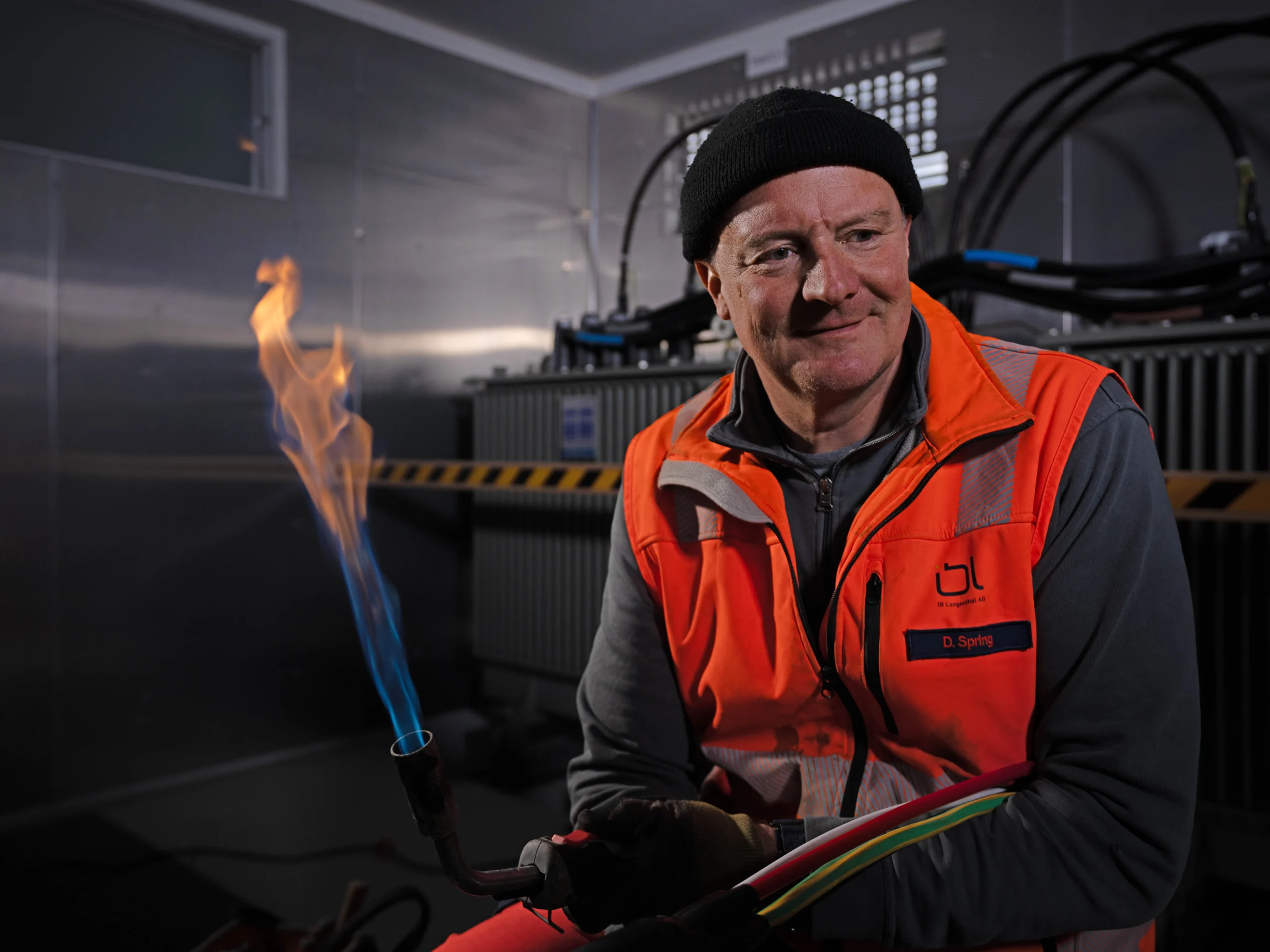 Daniel Spring, Netzmonteur Strom bei der IB Langenthal AG, bei Arbeiten an der Stromversorgung