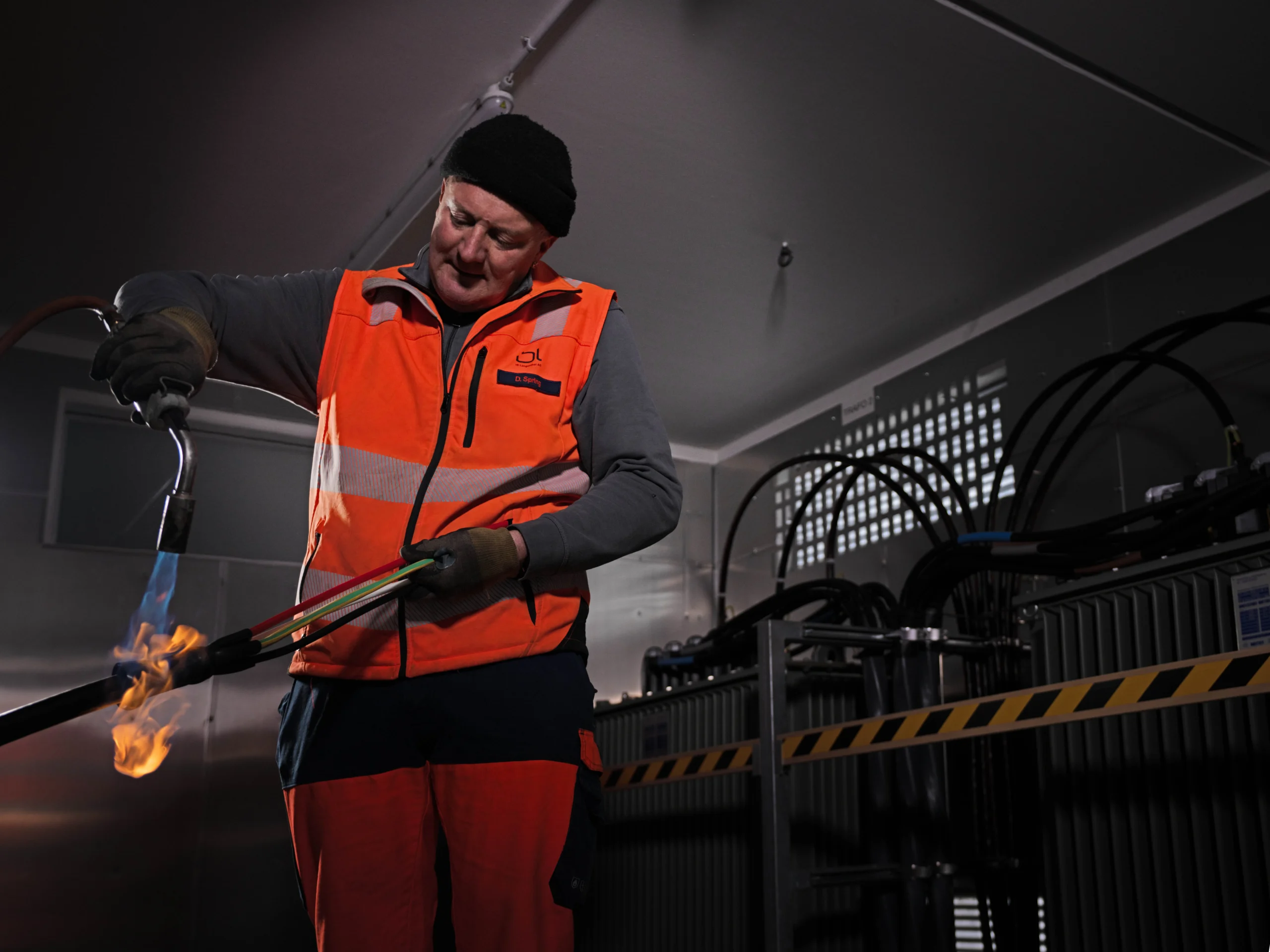 Daniel Spring verbindet Stromkabel in einer Trafostation mit Hitze