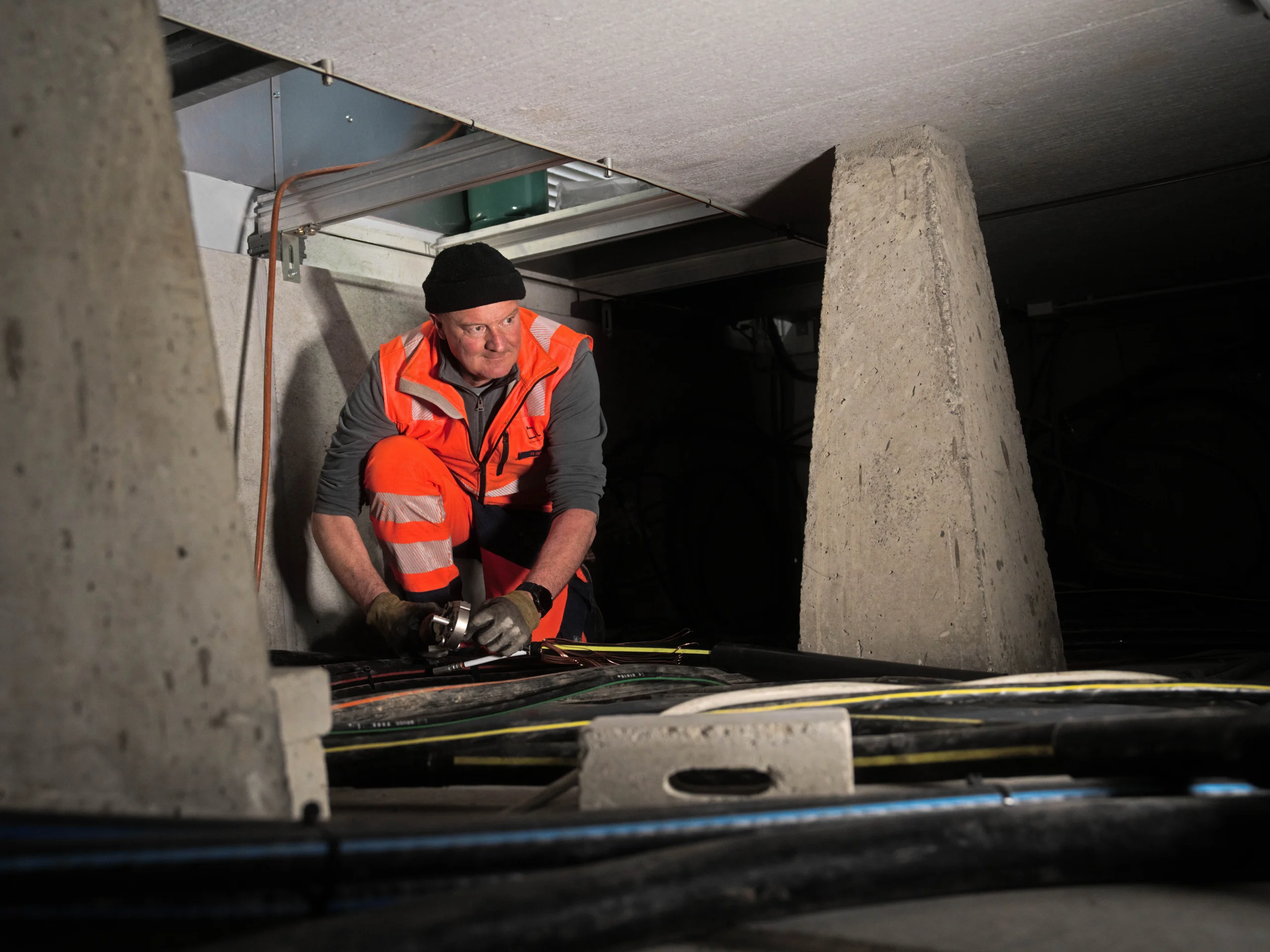 Daniel Spring arbeitet im Kabelkeller einer Trafostation an Stromleitungen