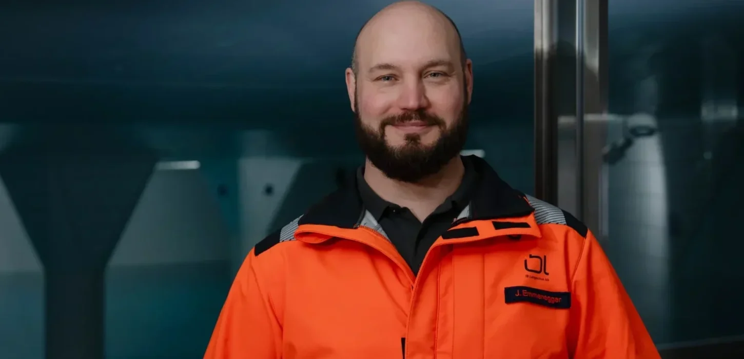 Jvan Emmenegger, Wasserwart bei der IBL, im Wasserreservoir Moosrain