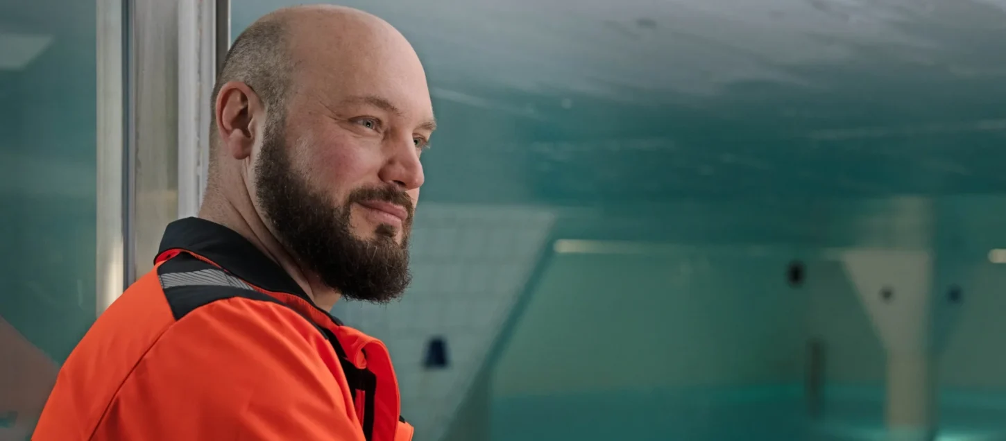 Jvan Emmenegger im Wasserreservoir Moosrain bei der Arbeit als Wasserwart der IBL