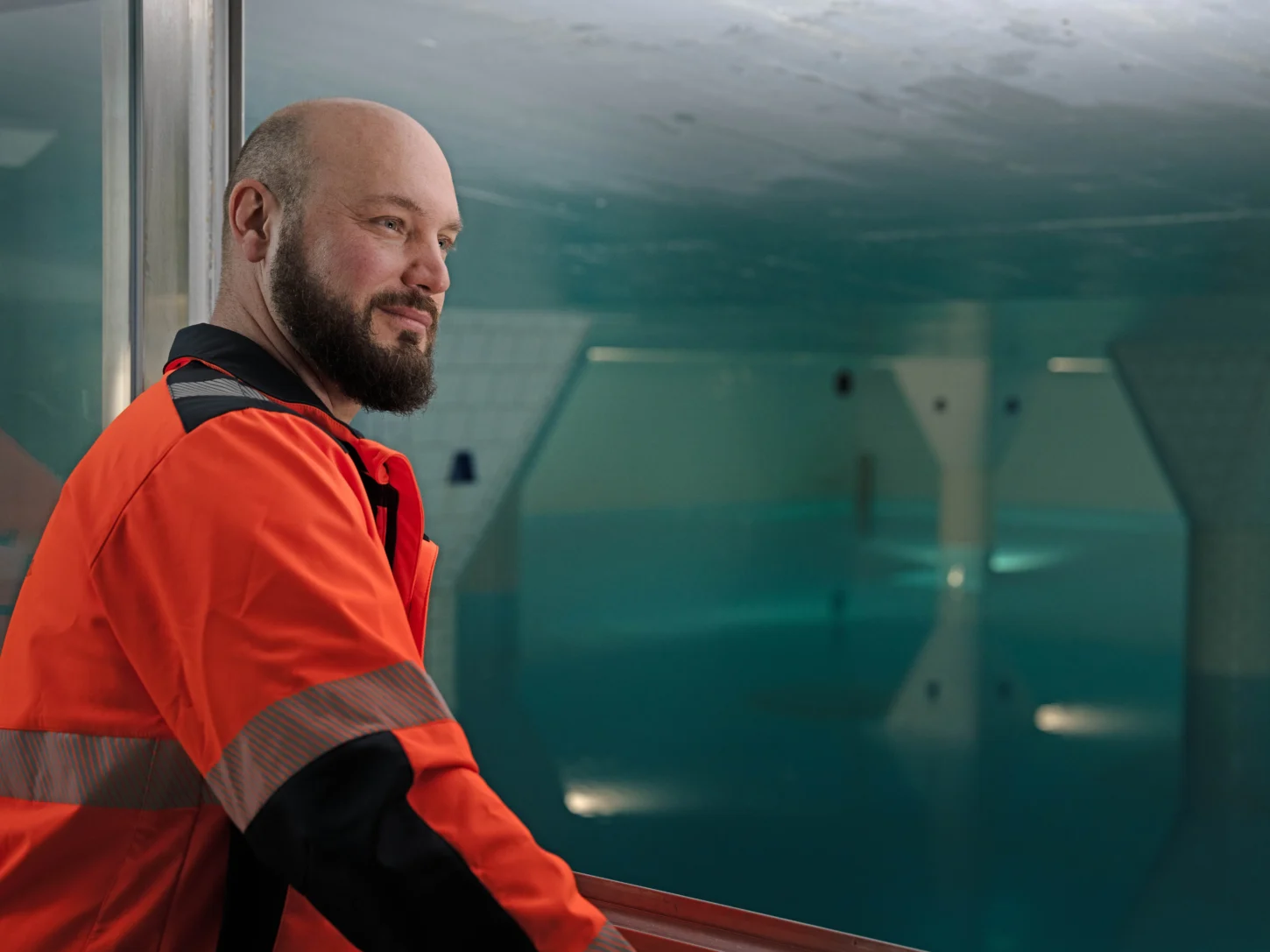Jvan Emmenegger im Wasserreservoir Moosrain bei der Arbeit an der Trinkwasserversorgung