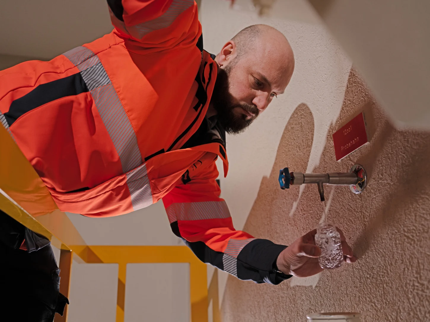 Jvan Emmenegger entnimmt Wasserproben im Wasserreservoir Moosrain