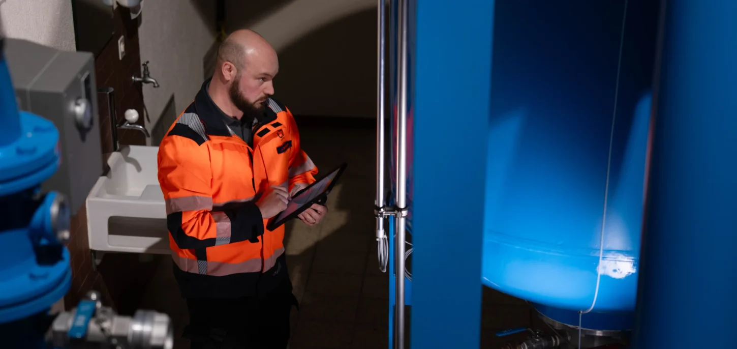 Jvan Emmenegger kontrolliert Leitungen im Wasserreservoir Moosrain