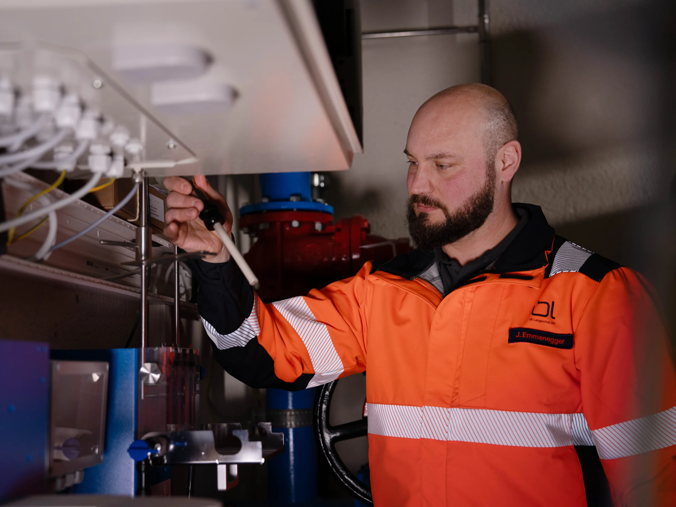 Jvan Emmenegger überprüft Wasserproben im Wasserreservoir Moosrain