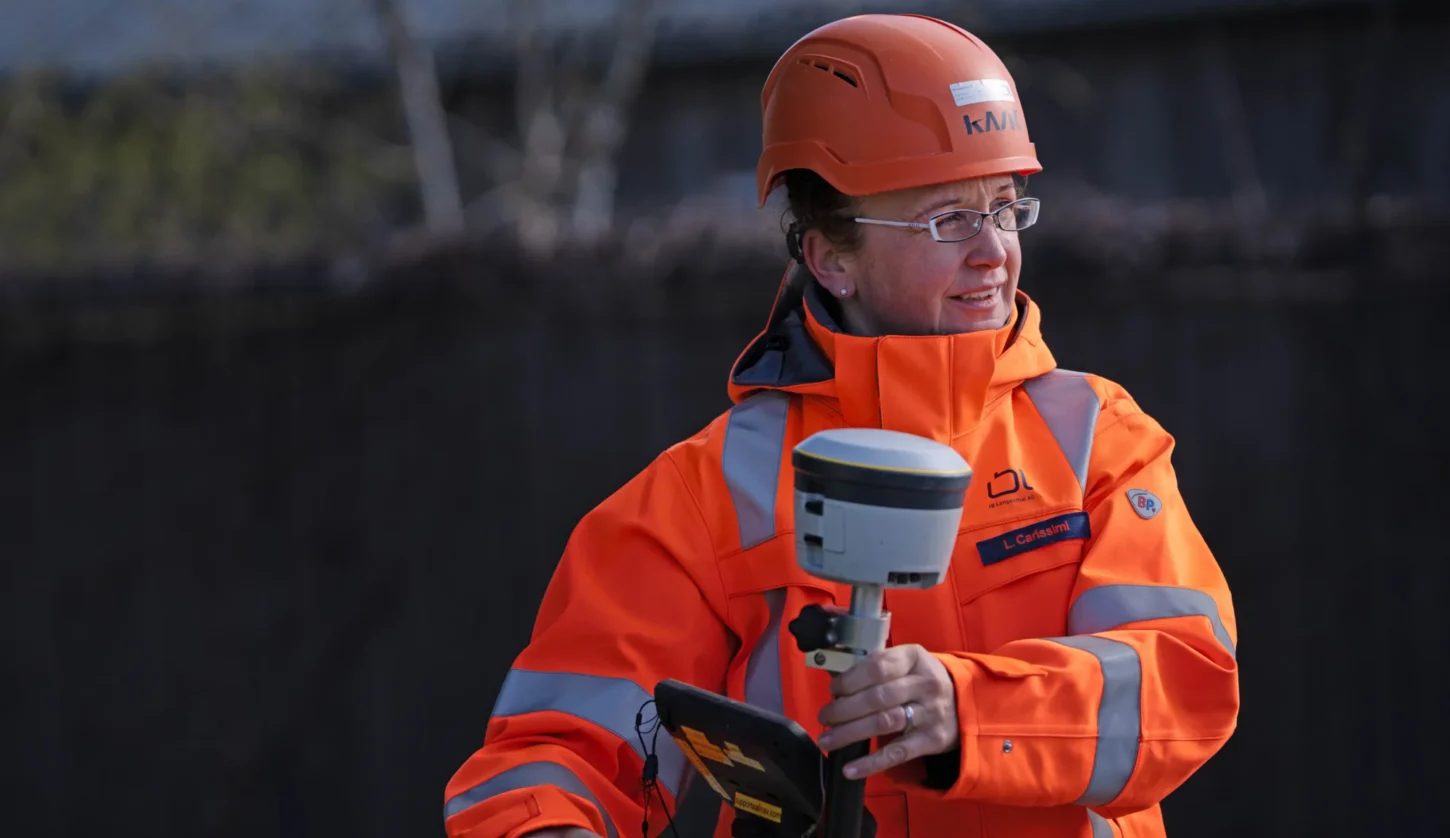Luzia Carissimi, Projektleiterin Netzplanung bei der IB Langenthal AG, bei Vermessungsarbeiten im Netzbereich