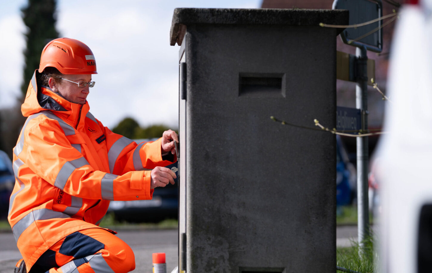 Luzia Carissimi, Projektleiterin Netzplanung bei der IBL, bei der Arbeit an einer Trafostation in Langenthal.