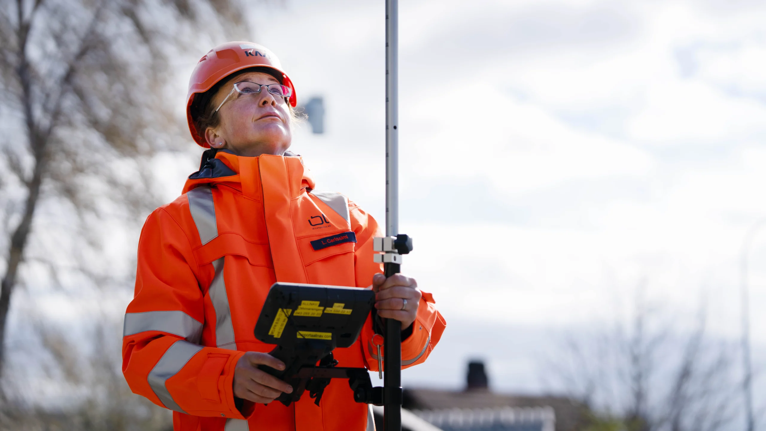 Luzia Carissimi, Projektleiterin Netzplanung bei der IBL, bei einer Feldaufnahme.