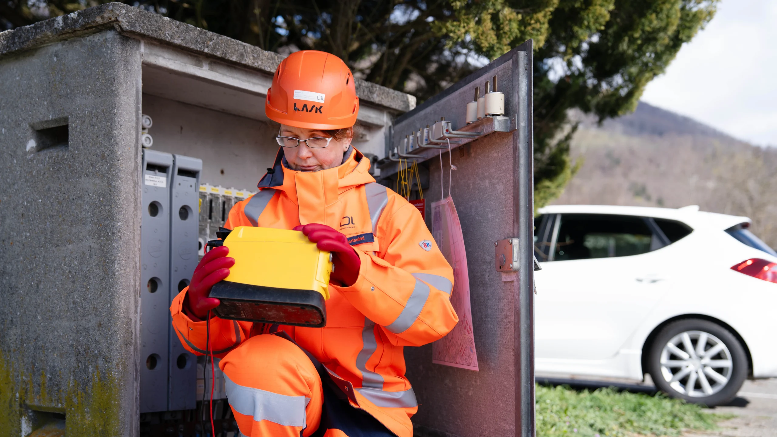 Luzia Carissimi, Projektleiterin Netzplanung bei der IBL, bei der Arbeit an einer Trafostation.