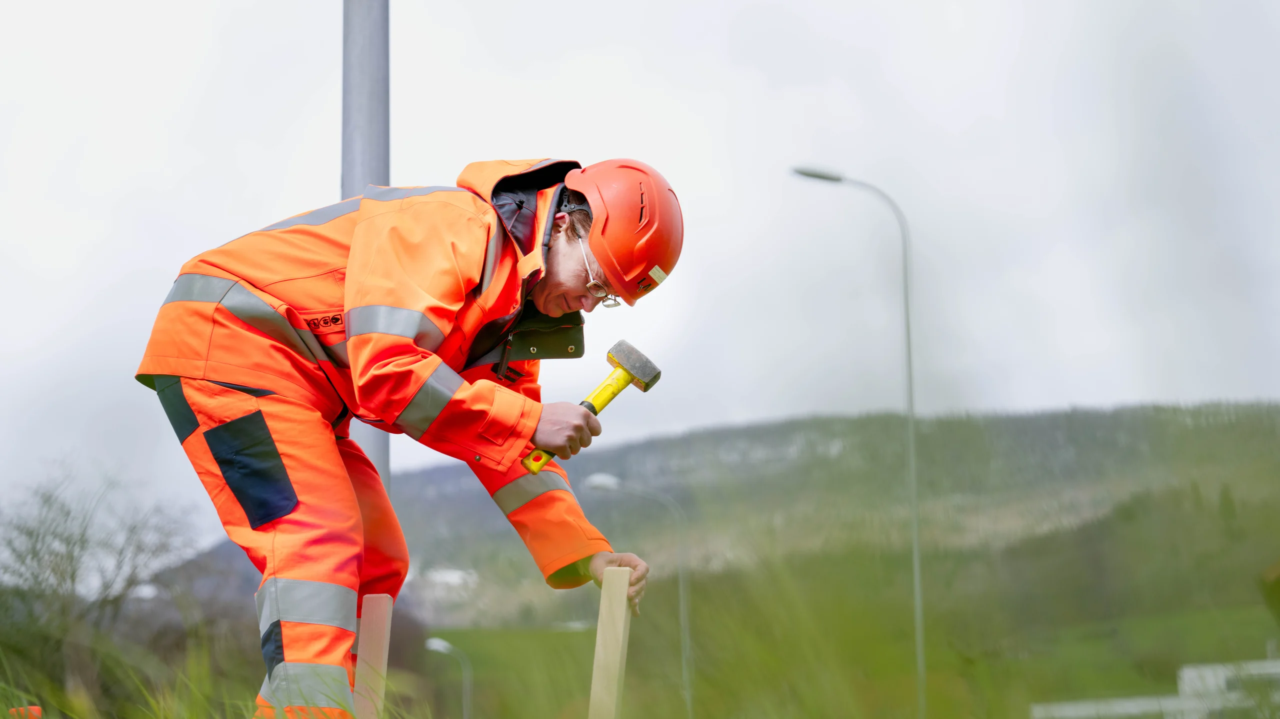 Luzia Carissimi, Projektleiterin Netzplanung bei der IBL, beim Abstecken und Vermessen eines Baugebiets.