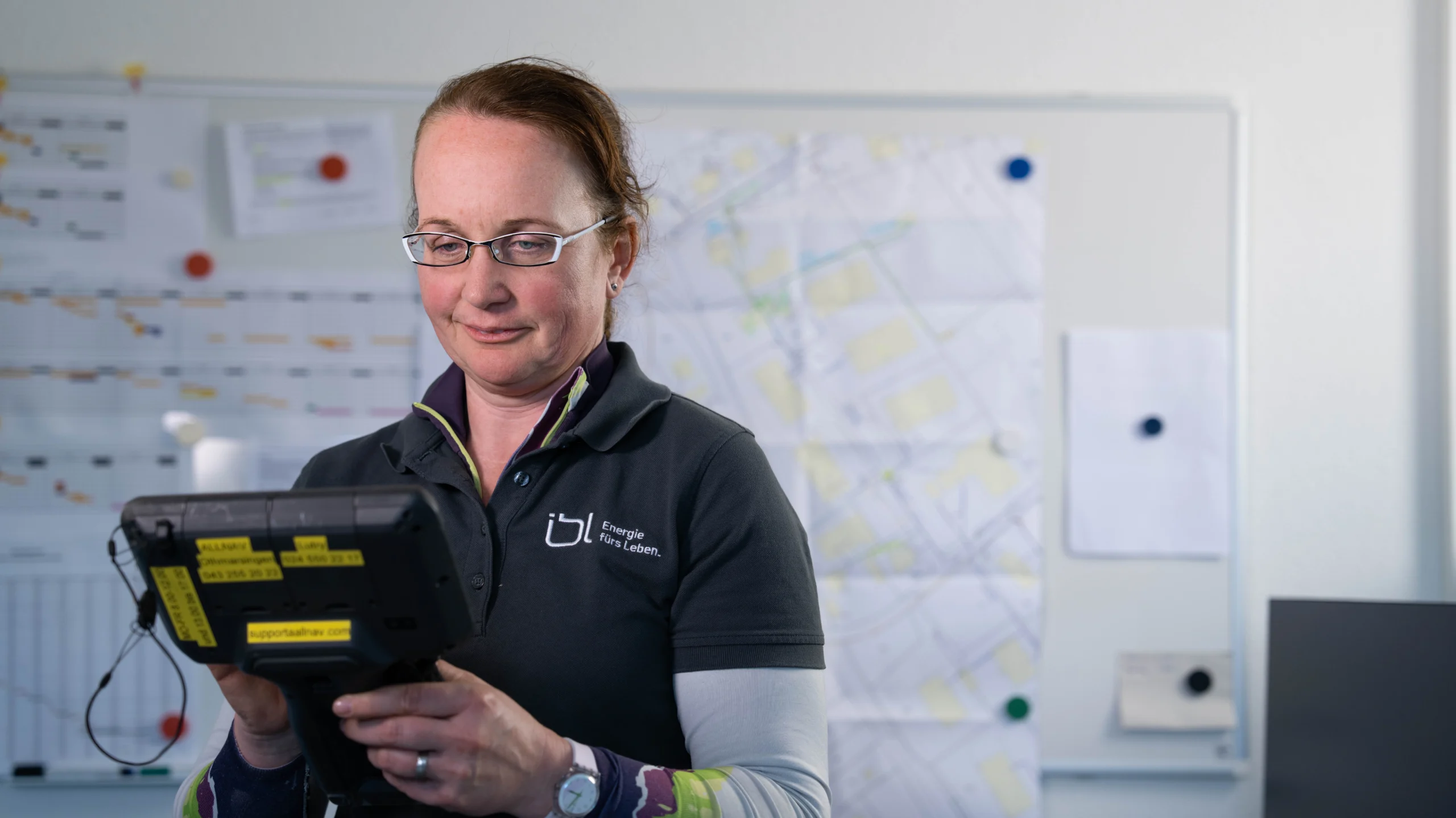 Luzia Carissimi, Projektleiterin Netzplanung bei der IBL, bei der Planung und Auswertung von Netzdaten im Büro.