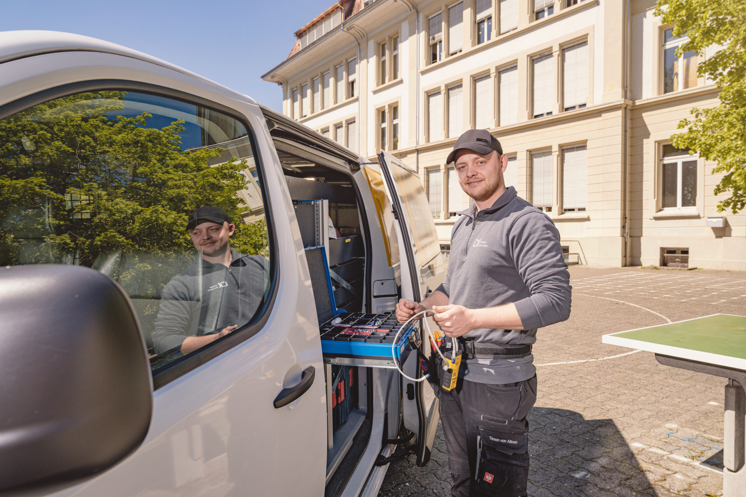 Elektriker von IB Langenthal AG entnimmt Werkzeug aus dem Lieferwagen